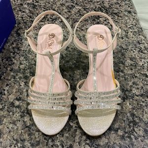 Womens Size 7 Silver dress shoes